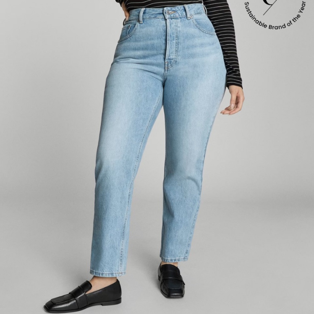 Everlane the curvy 90’s cheeky 100% organic Cotton jeans pale blue wash size 24